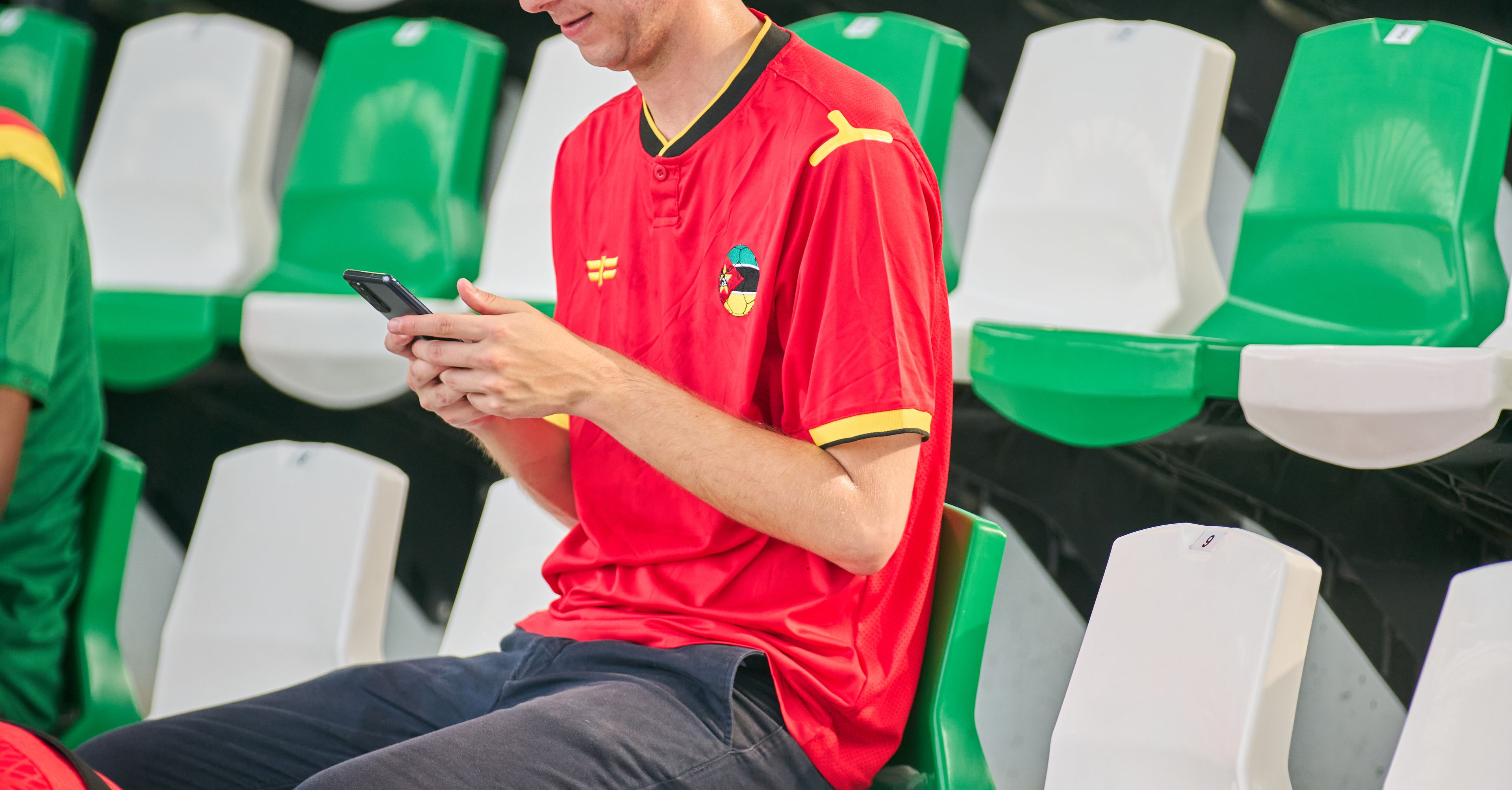 Mecz piłkarski na ekranie telefonu