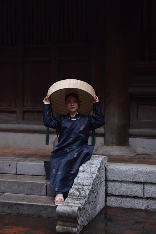Ilmainen kuvapankkikuva tunnisteilla aasialainen nainen, hattu, istuminen