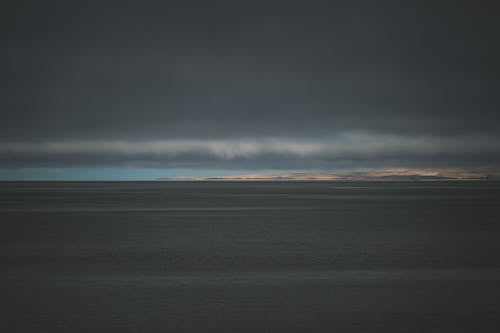 Free Gray Ocean and the Dramatic Sky Stock Photo