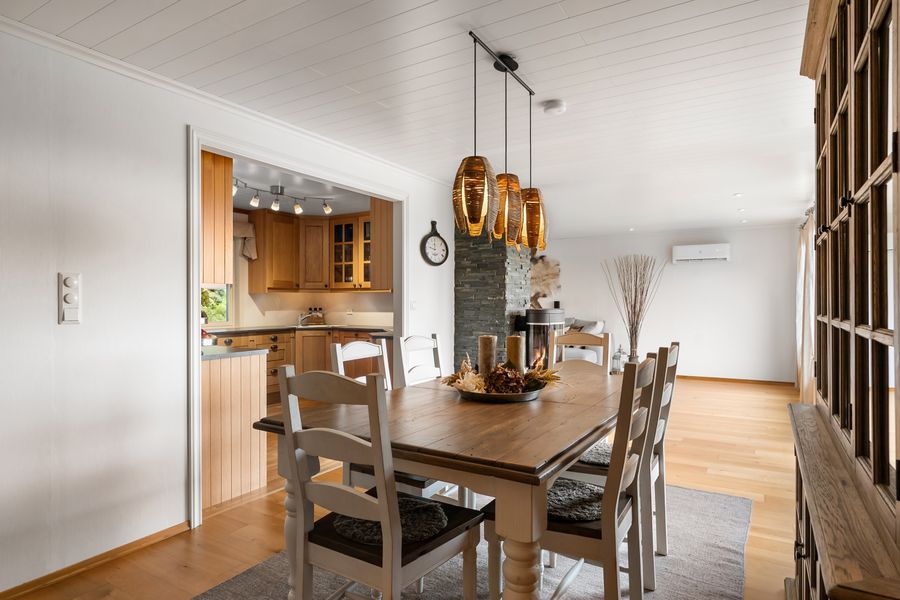 Pale dining room with low hanging lamps, photo by Lisa Anna on Pexels