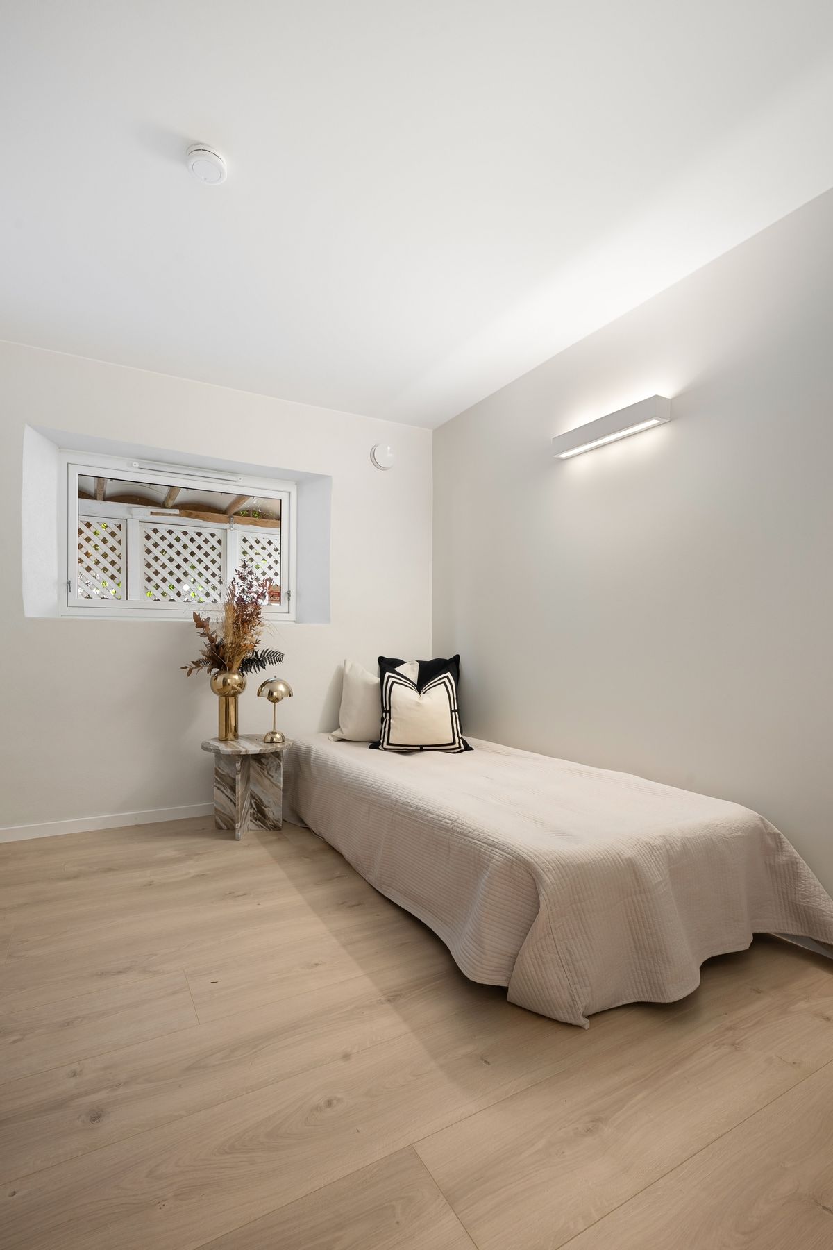 Small bedroom inspo ideas with a single bed and wooden storage