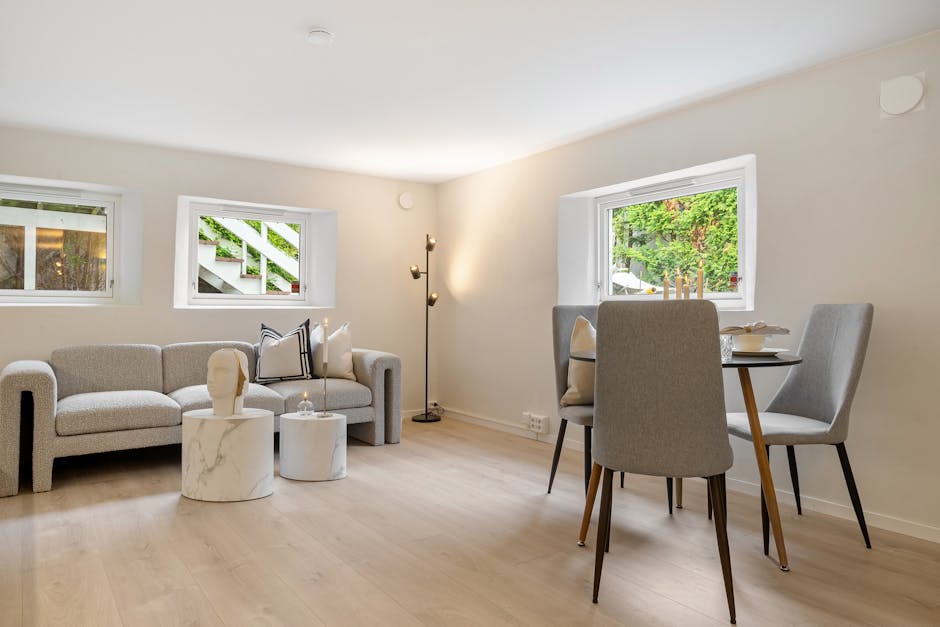 Tapczan na drewnianej podłodze w jasnym salonie, widoczne nóżki i bezpieczne odstępy od ścian