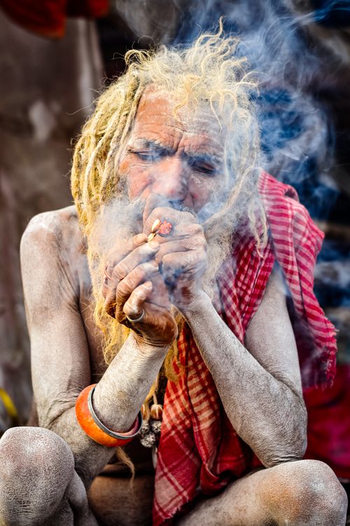 Free Elderly man with dreadlocks smokes, embodying rich traditional culture. Stock Photo