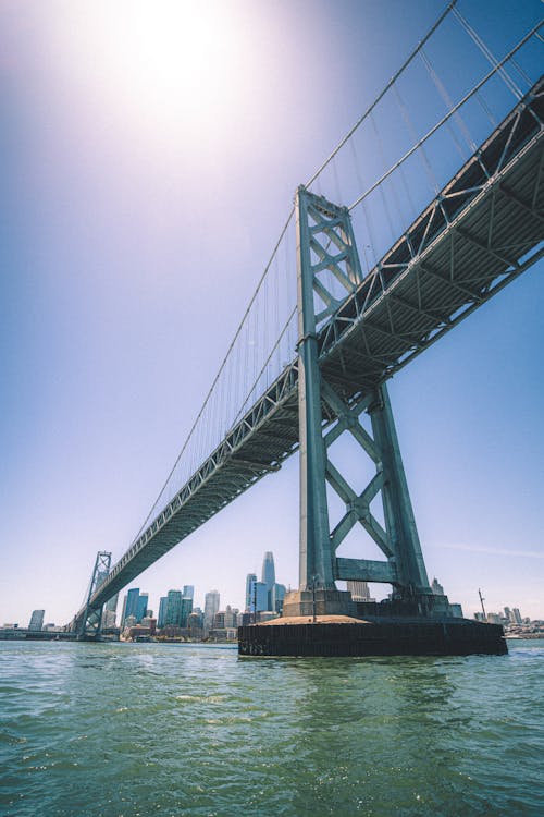 oakland bay bridge du dessous le pont de san Fransisco en californie