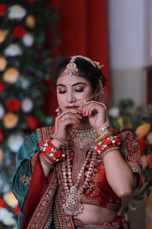 Free Stunning portrait of an Indian bride in colorful traditional attire and jewelry. Stock Photo
