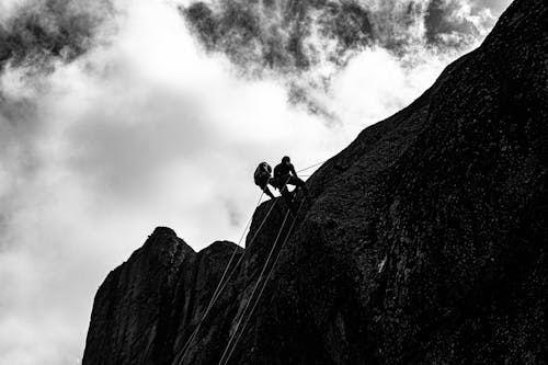 Fotos de stock gratuitas de alpinismo, blanco y negro, caminante