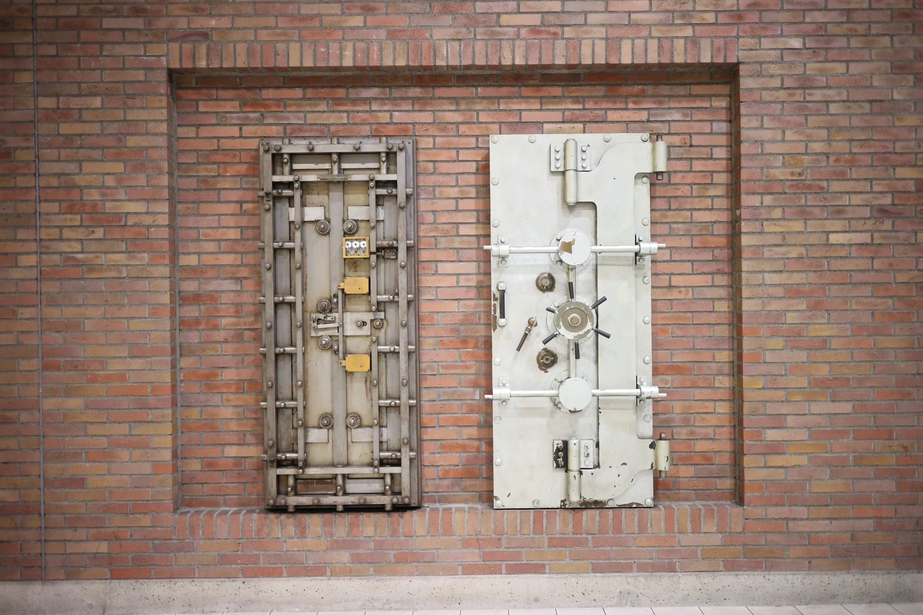 The Vault: The Mechanical Reality of Cracking Martian Safes