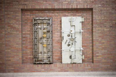 Vault door — photo by wutthichai charoenburi on Pexels