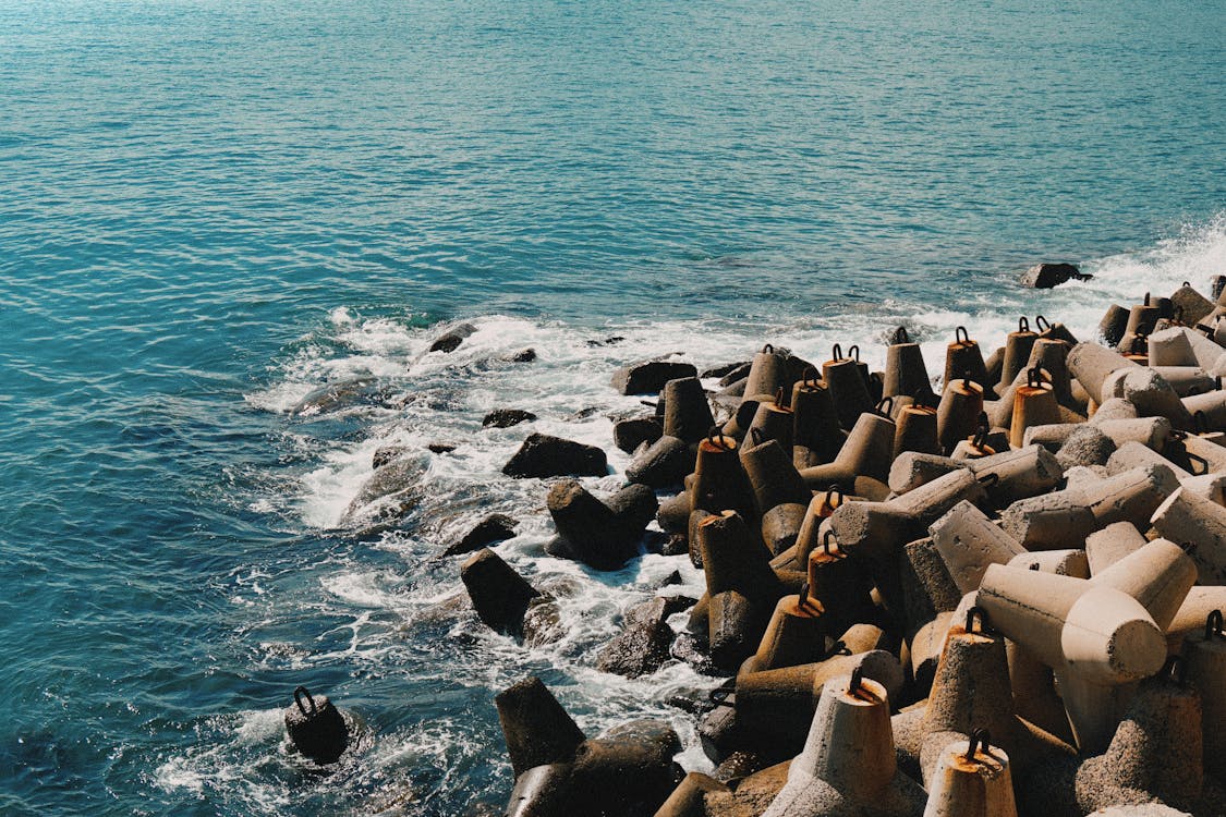 Бесплатное стоковое фото с берег, бетоноломы, волнорез