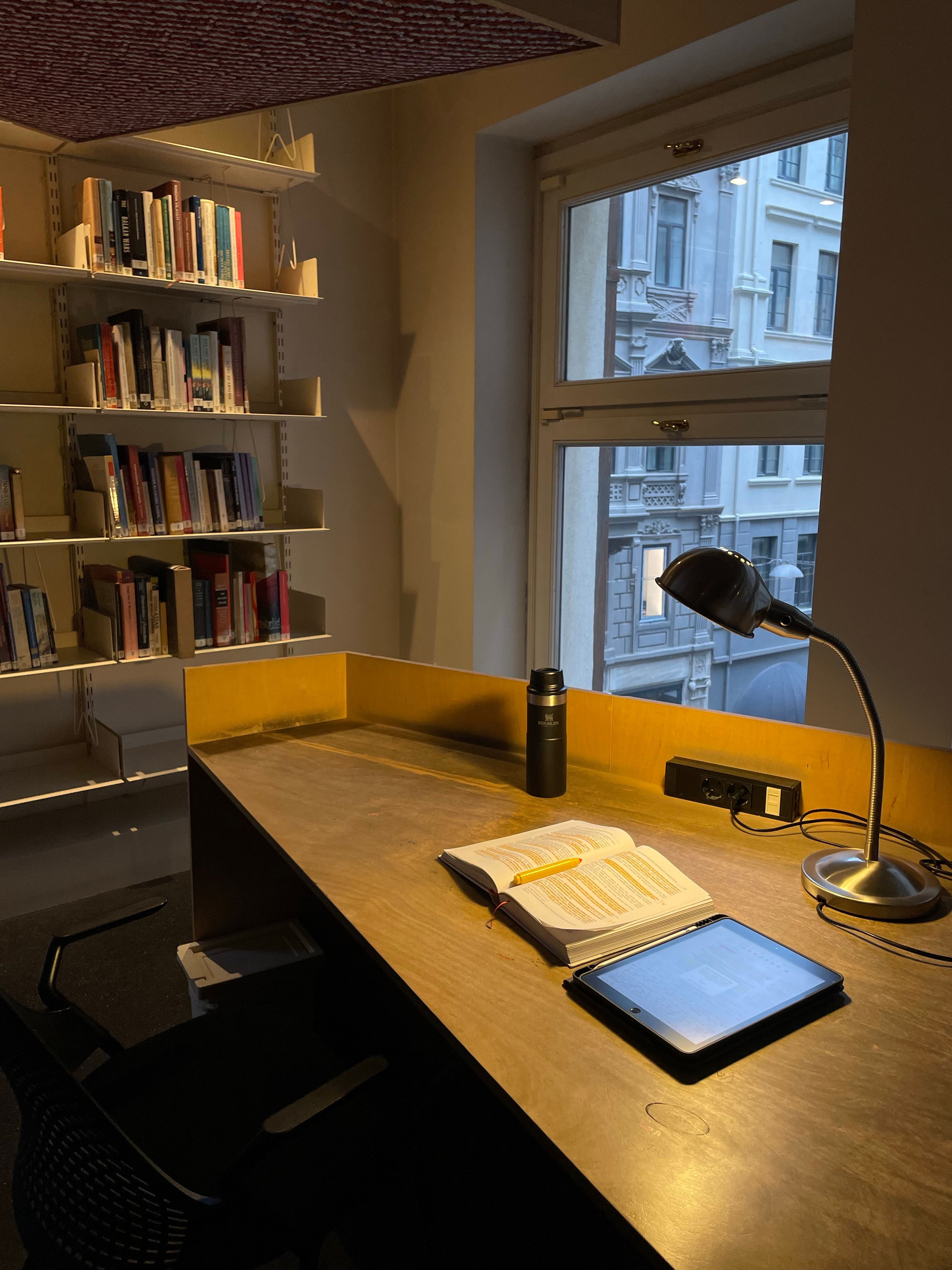 Library carrel with notebook, by Şeyma Gül on Pexels