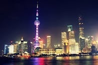 上海标志性天际线的夜间景观充满活力，其中灯火通明的东方明珠塔格外引人注目