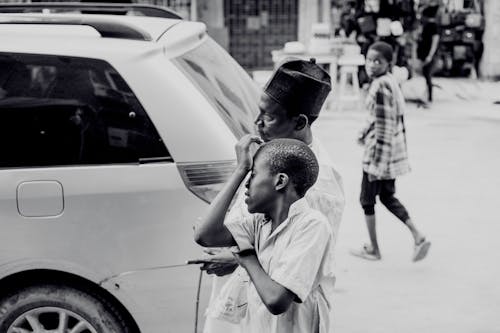 Fotobanka s bezplatnými fotkami na tému africkí muži, asfalt, auto