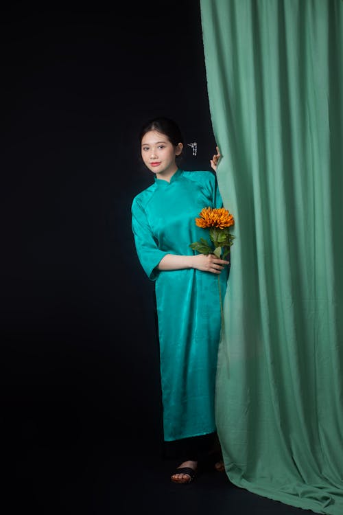 アジアの女性, カーテン, フラワーズの無料の写真素材