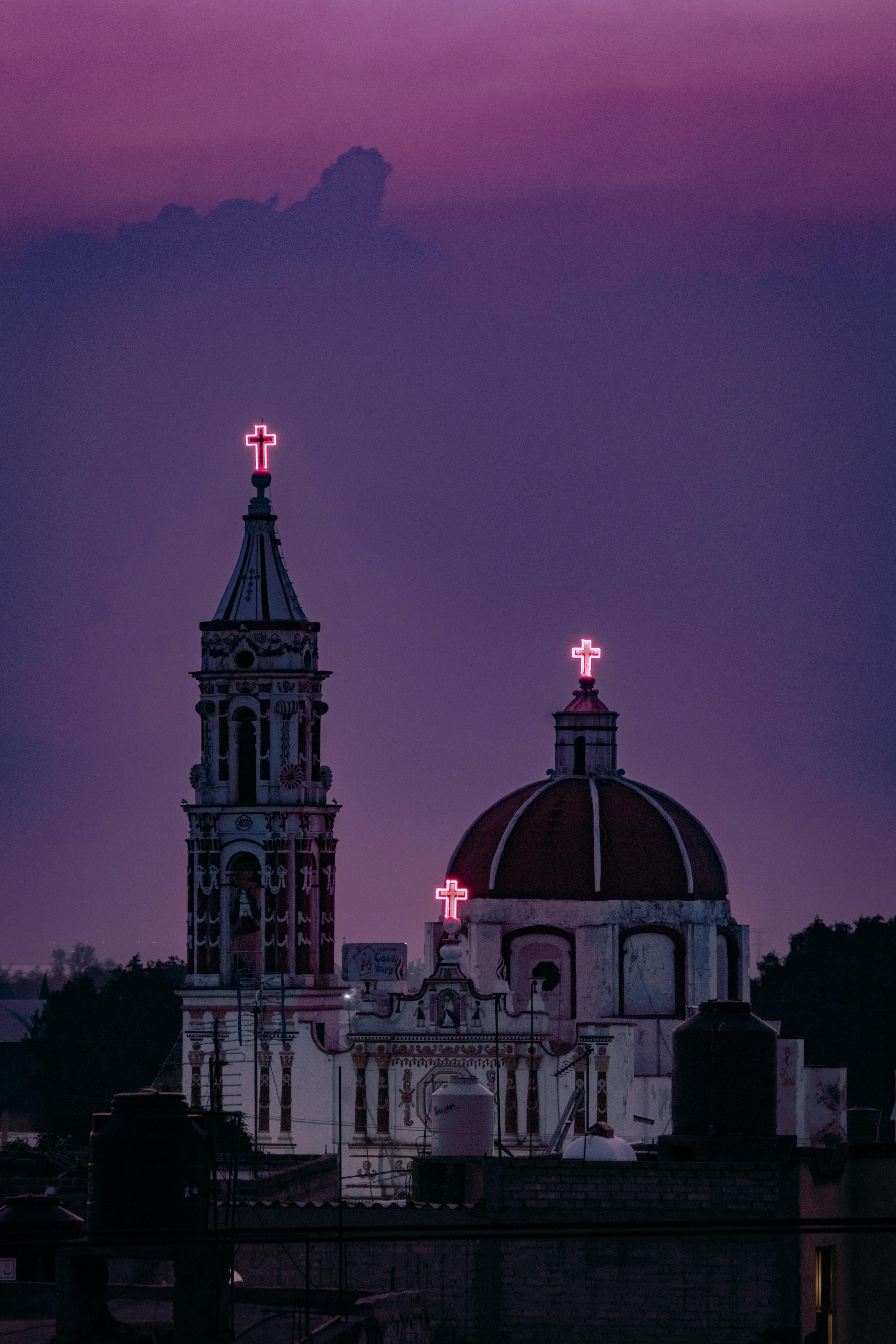 Stunning view of Texcoco Cathedral silhouetted against a vibrant purple sky at sunset.