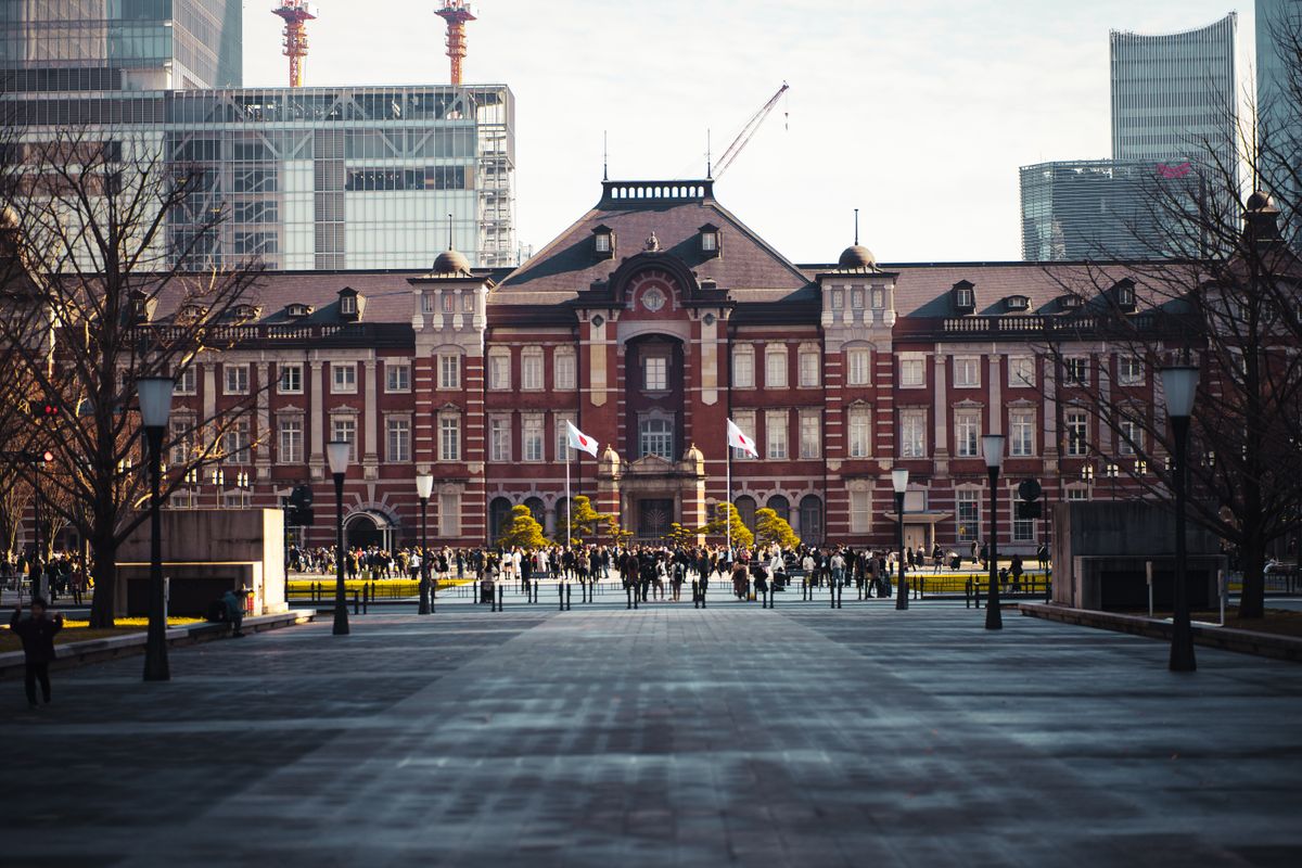 Tokyo - gara Tokyo Station cu zgârie-nori în fundal