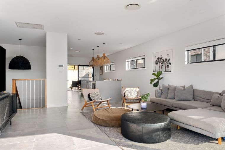 Apartamento moderno y minimalista con acabados neutros