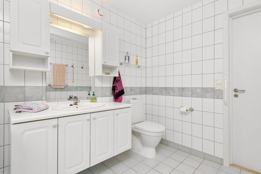 How to Choose Color Schemes for Your Bathroom: Tips and Ideas image