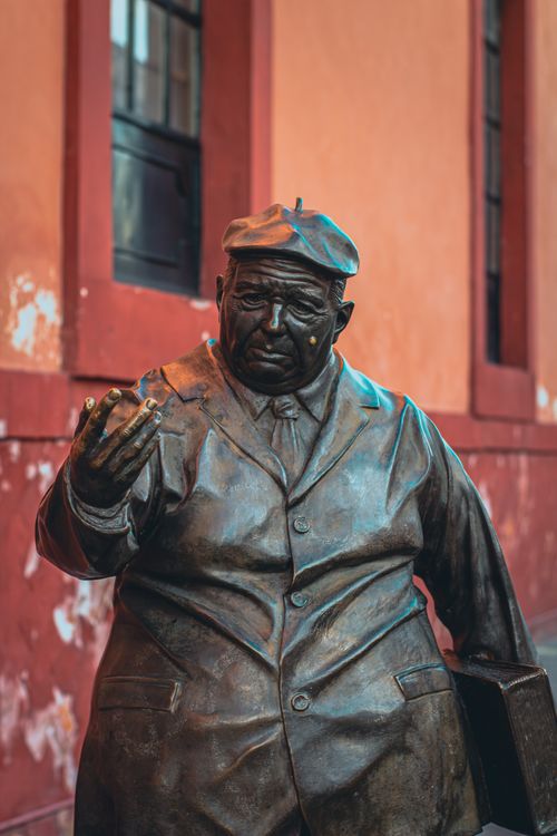 Free Bronze statue of a man in Santiago de Querétaro, showcasing local artistry and heritage. Stock Photo