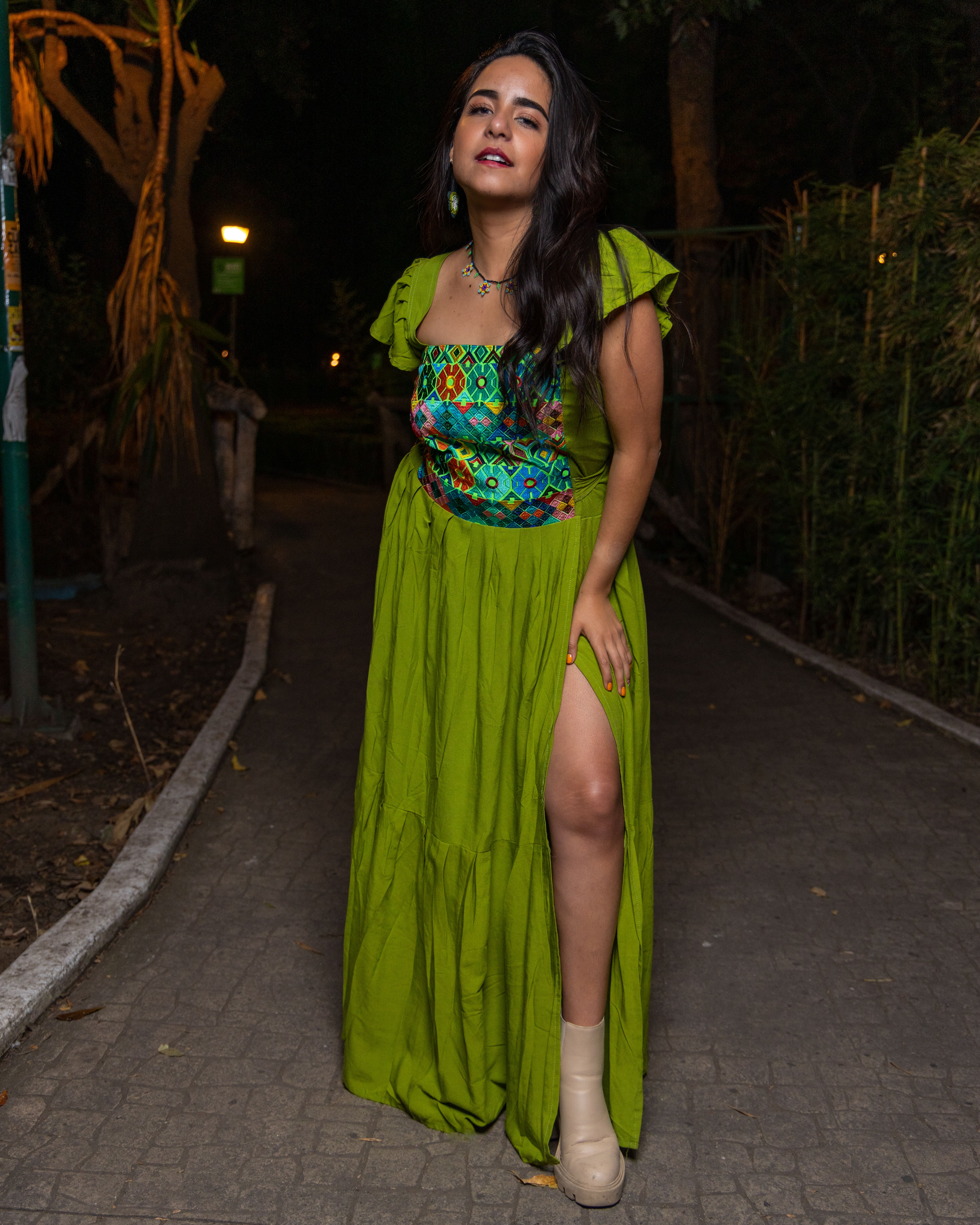 A woman in a green dress posing for the camera · Free Stock Photo