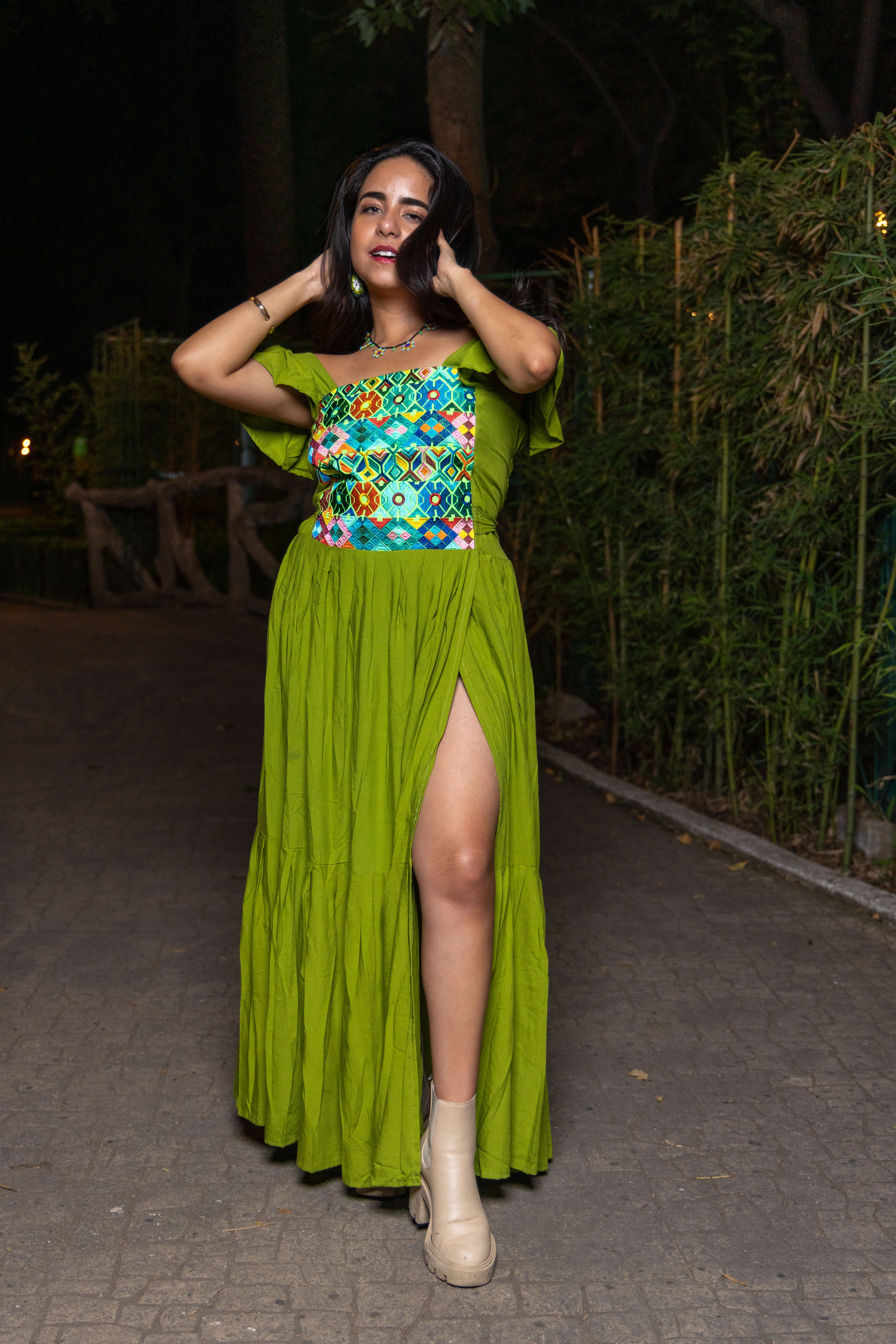 A woman in a green dress posing for the camera · Free Stock Photo