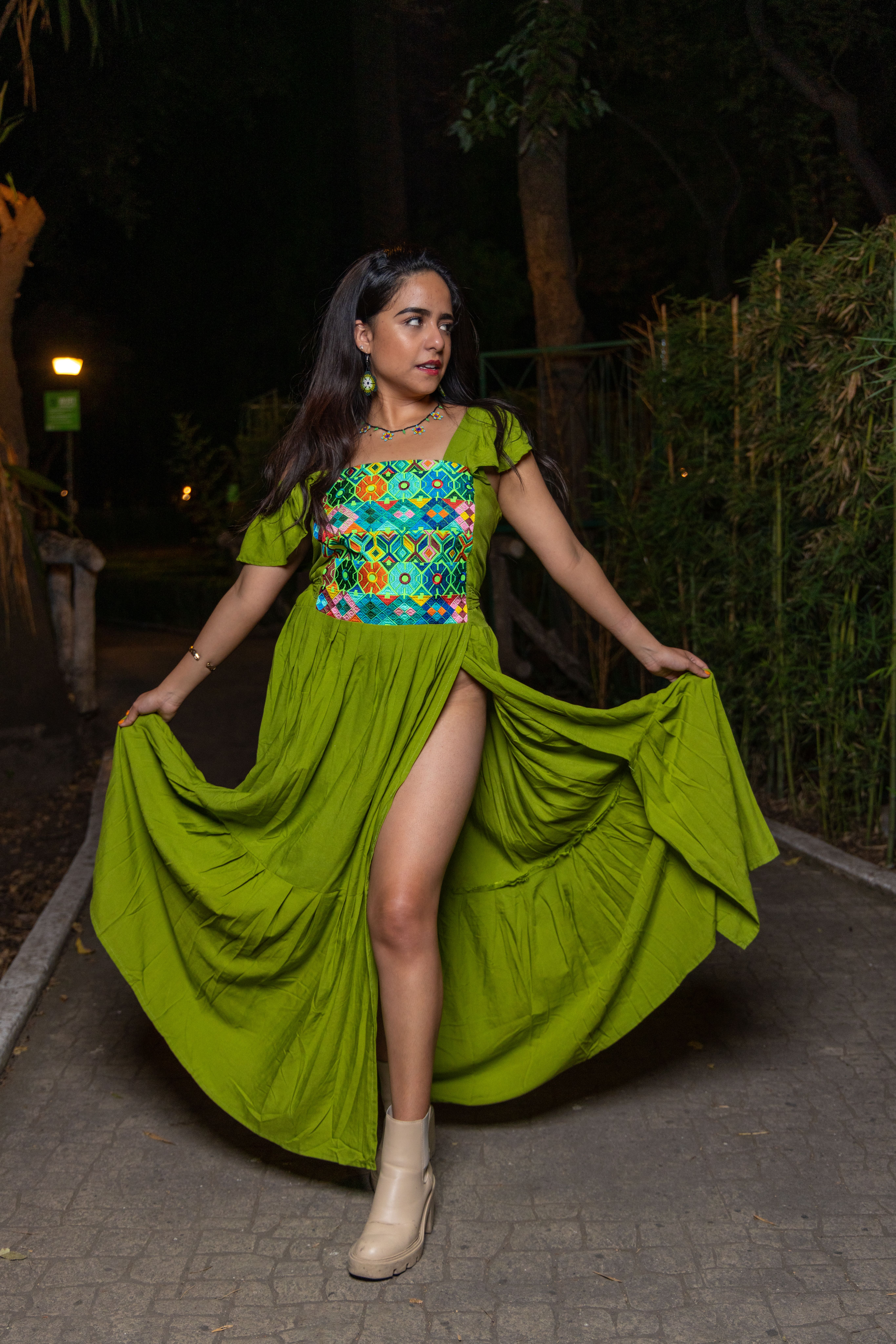 A woman in a green dress posing for the camera · Free Stock Photo