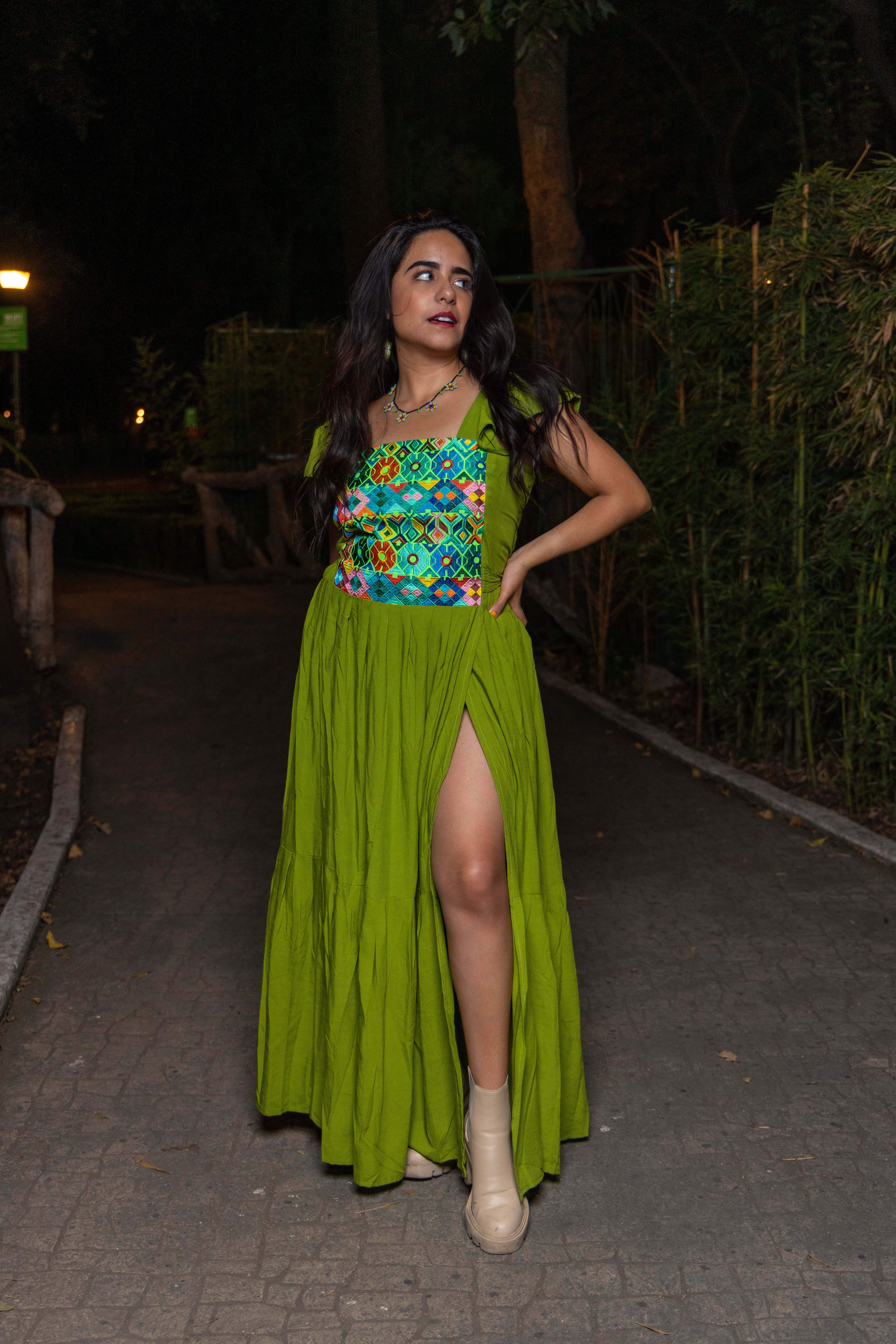 A woman in a green dress posing for the camera · Free Stock Photo