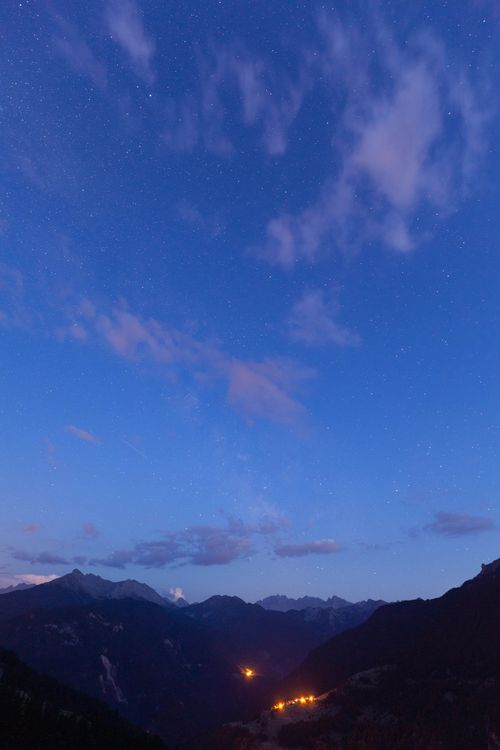 Free Captivating night view of Avrieux's starry sky and mountainscape, perfect for travel and nature enthusiasts. Stock Photo