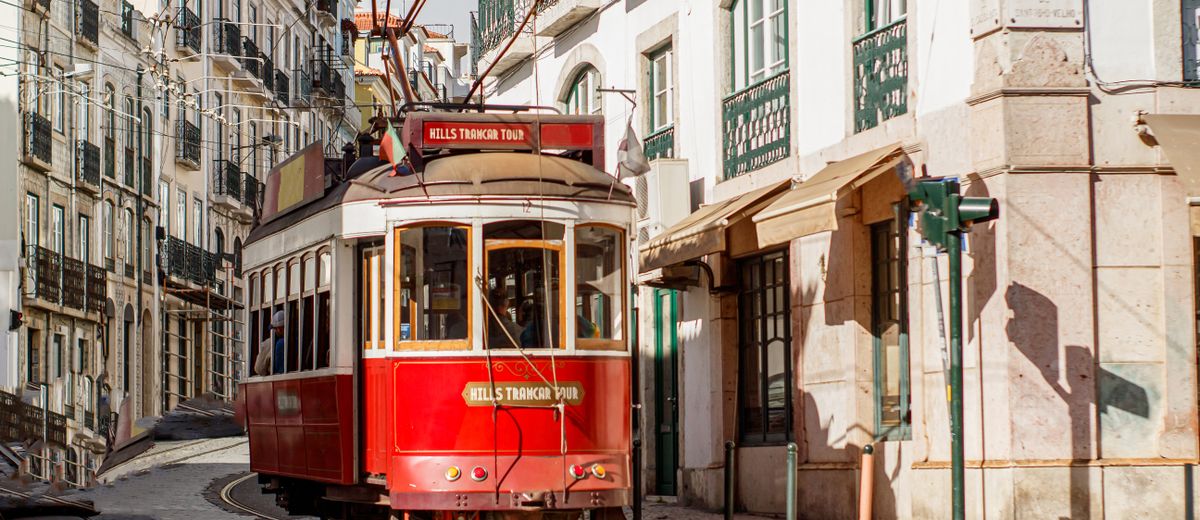 Un tranvía por las calles de Lisboa en primavera