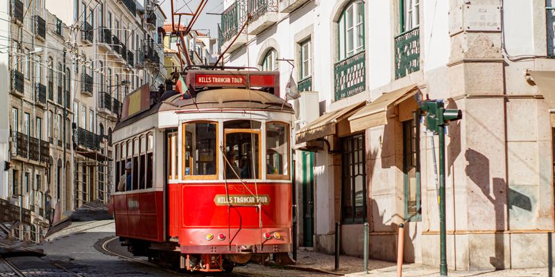 Un tranvía por las calles de Lisboa en primavera