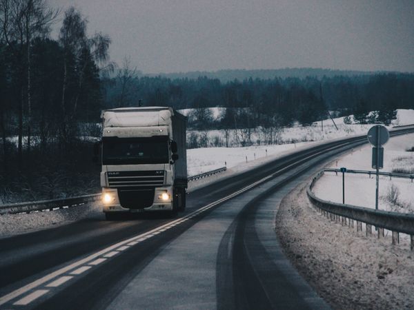 Camion frigorifique sur une route enneigée