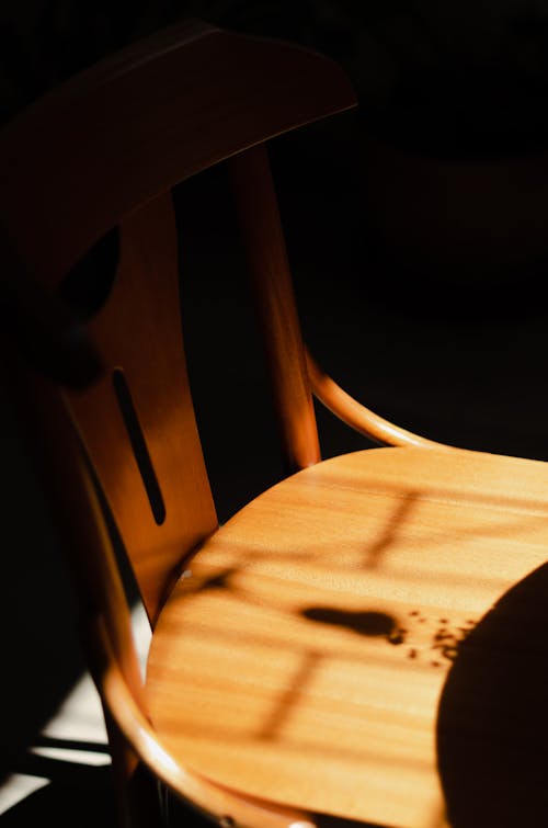 Foto d'estoc gratuïta de brillant, cadira de fusta, cadires