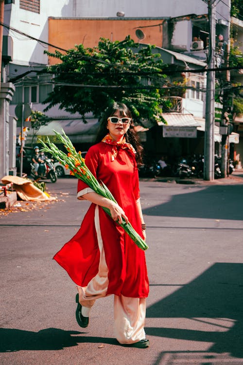Ilmainen kuvapankkikuva tunnisteilla aasialainen nainen, aurinkolasit, katu