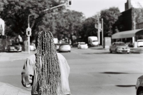 Darmowe zdjęcie z galerii z chodzenie, czarno-biały, długie włosy