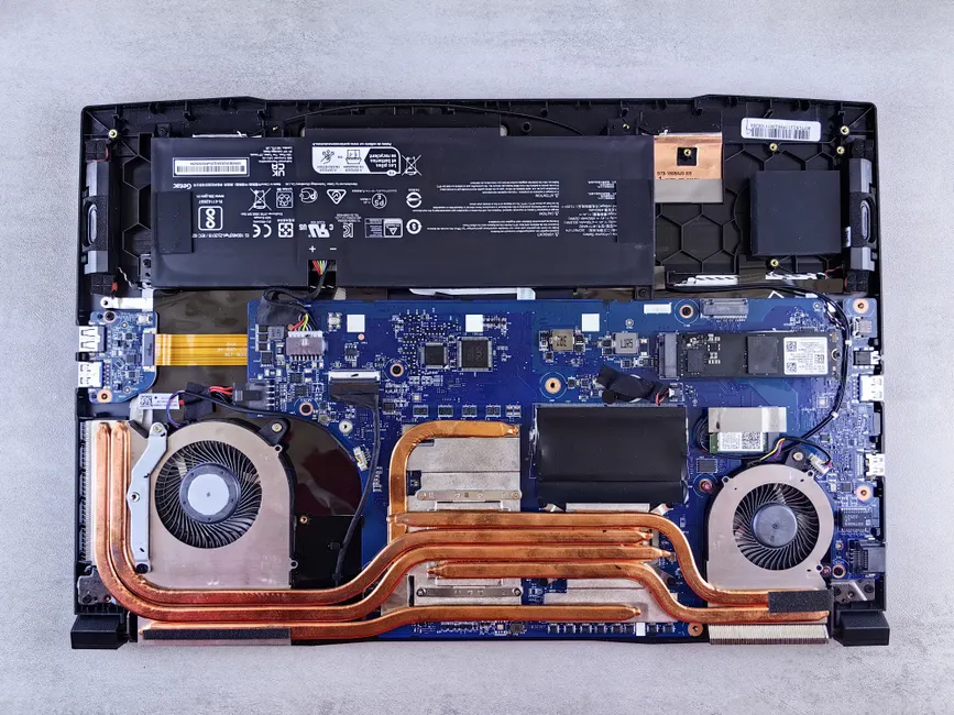 Gros plan sur l'inspection des composants internes d'un ordinateur portable reconditionné