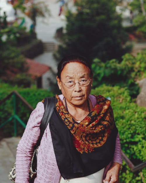 Kostnadsfri bild av äldre, asiatisk kvinna, glasögon