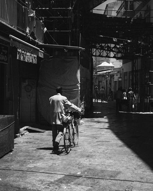 Základová fotografie zdarma na téma černobílý, chůze, jízdní kolo