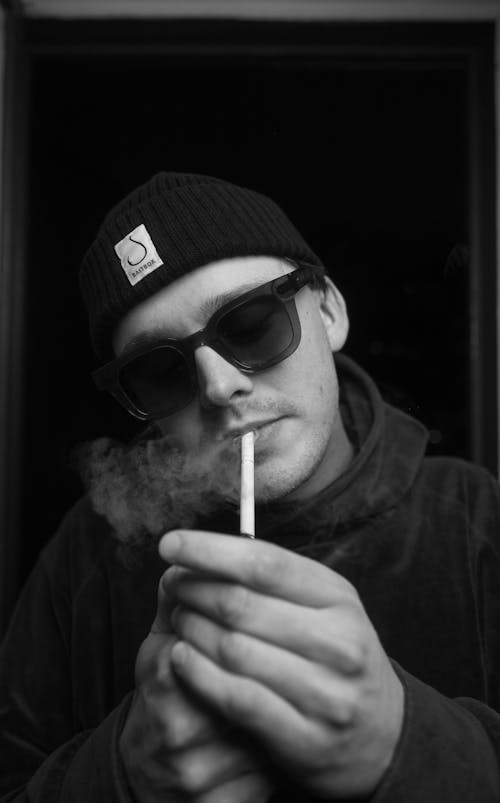 Fotos de stock gratuitas de blanco y negro, cigarrillo, fumando
