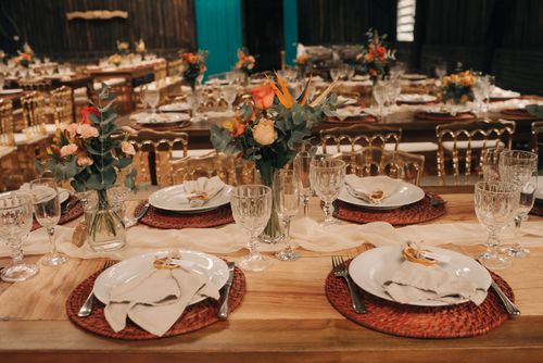 Free A beautifully arranged wedding reception table with flowers and elegant dinnerware. Stock Photo