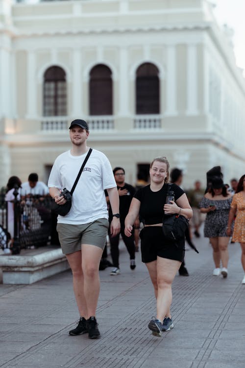 Fotobanka s bezplatnými fotkami na tému chôdza, čiapka, dvojica