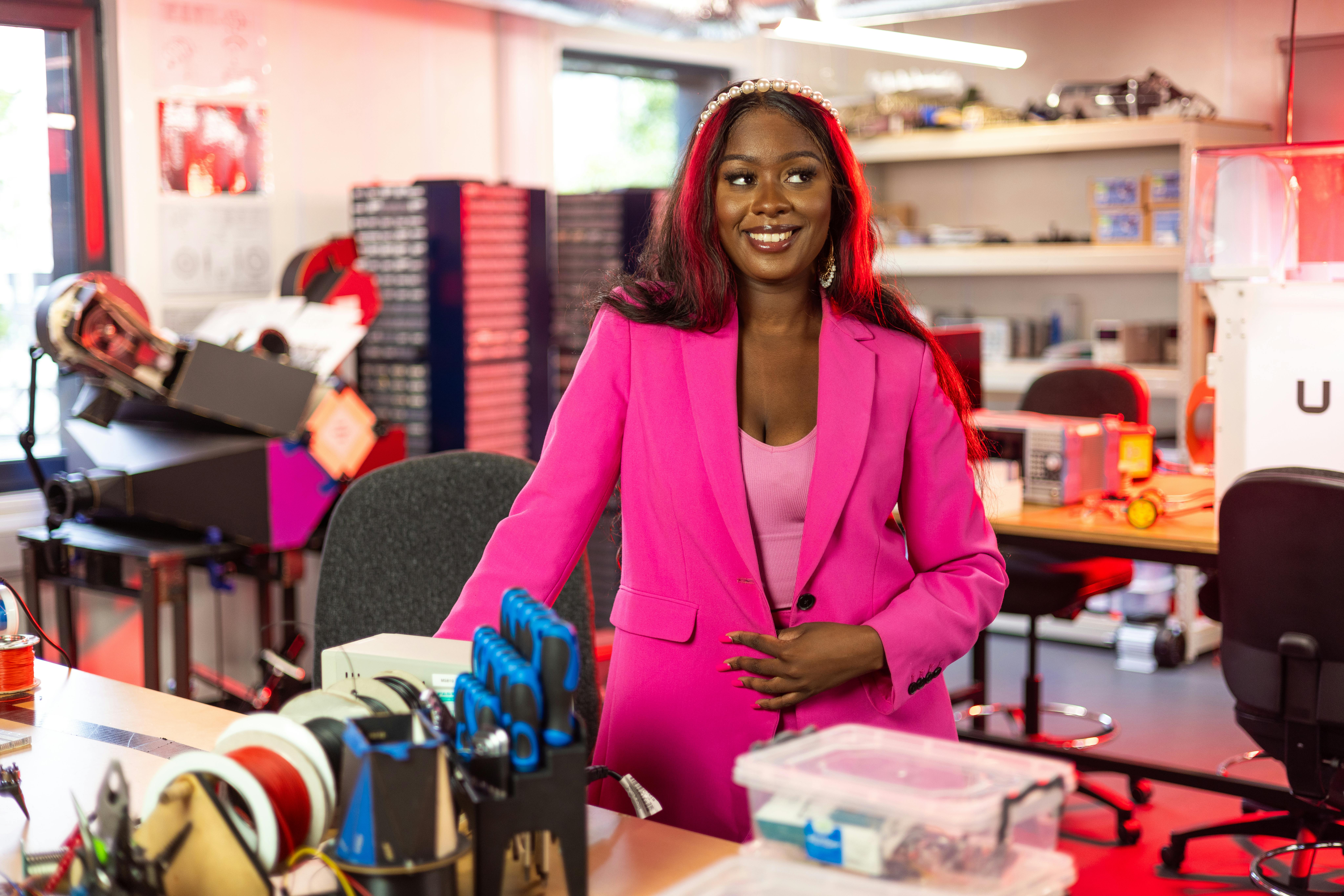 Hollanda'da modern bir ofis ortamında çalışan mühendisler ve Hollanda mühendislik sektörünü temsil eden teknik ekipmanlar.