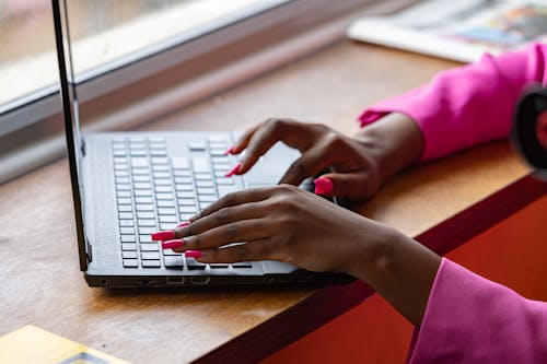Imagine de stoc gratuită din femeie de culoare, laptop, mâini