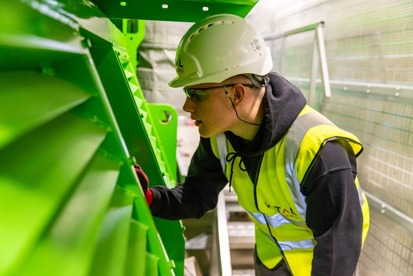 Profissional em ambiente industrial usando equipamentos de segurança
