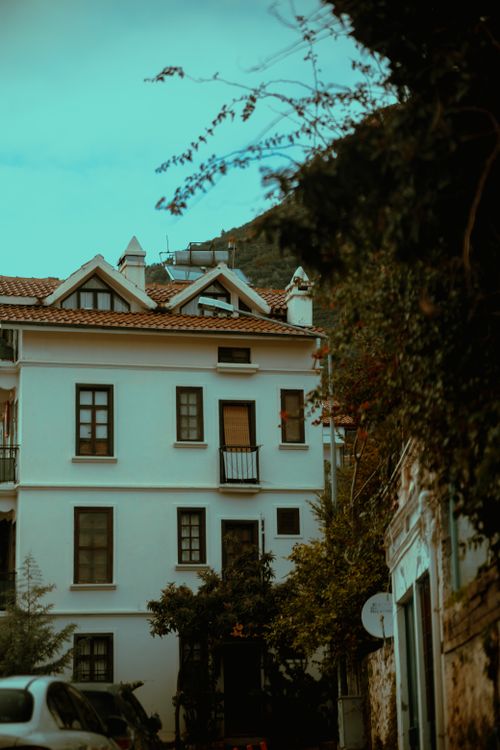 Free A picturesque white townhouse with classic architecture in an urban environment. Stock Photo