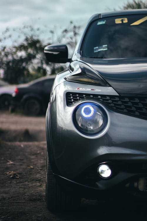Headlight of a Gray Nissan Juke