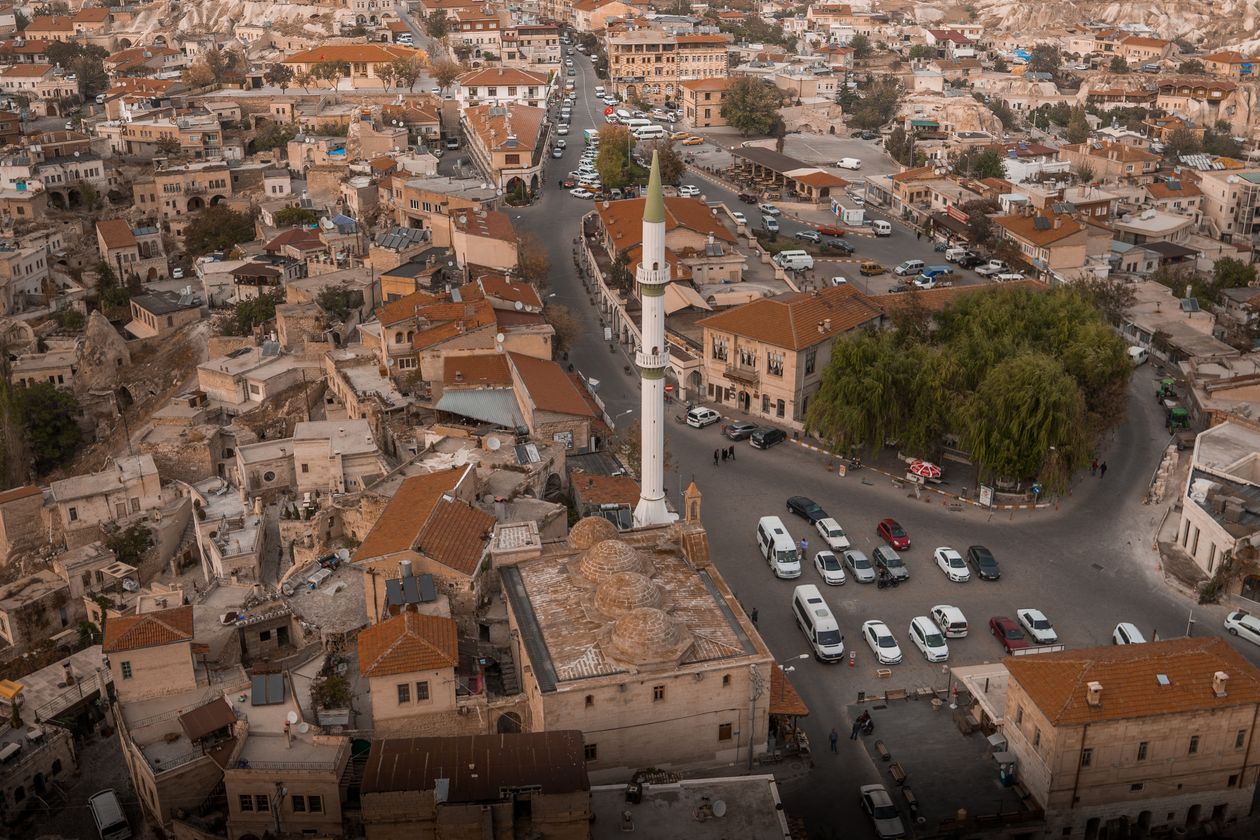 Cazare în Cappadocia: Ortahisar văzut de sus, cu minaretul și piața satului