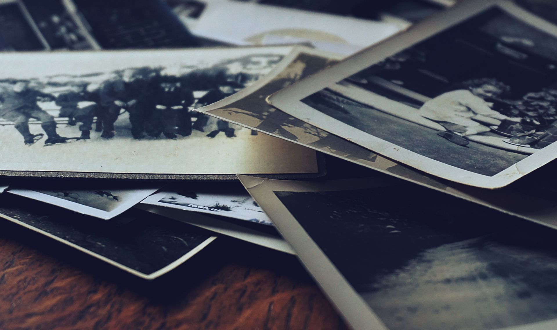 Yirminci yüzyıl başı bir imparatorluk konutunu çağrıştıran sepya tonlu arşiv fotoğrafı
