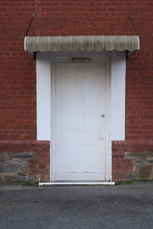 Fotobanka s bezplatnými fotkami na tému biele dvere, budova, červená tehla
