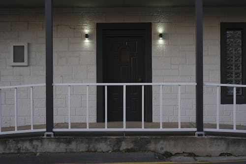 Бесплатное стоковое фото с белая стена, двери, дверь
