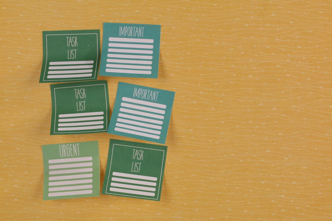 Kolorowe karteczki Post-it na żółtym tle