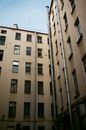 低角度镜头捕捉建筑立面，突出城市建筑特征和管道